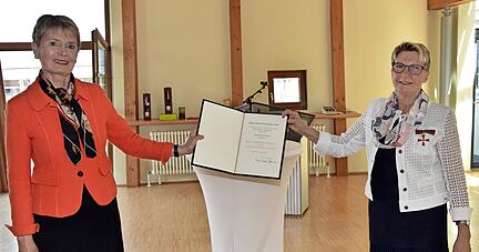 Staatssekretärin Friedlinde Gurr-Hirsch (links) überreicht Martha Issler den Verdienstorden der Bunderepublik Deutschland und die Urkunde des Bundespräsidenten.
Foto: Werner Stuber Staatssekretärin Friedlinde Gurr-Hirsch (links) überreicht Martha Issler den Verdienstorden der Bunderepublik Deutschland und die Urkunde des Bundespräsidenten.
Foto: Werner Stuber
