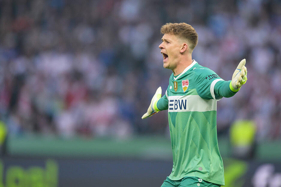 Alexander Nübel: In der Anfangsphase ein kurzer Schockmoment als die Arminia die Latte traf, sonst ein ruhiges Spiel. Nübel hatte wenig zu tun beim DFB-Pokalsieg, musste aber in der 75. Minute gleich zweimal stark parieren. Bei den Gegentoren machtlos. Bockstark in der Nachspielzeit. Note: 3