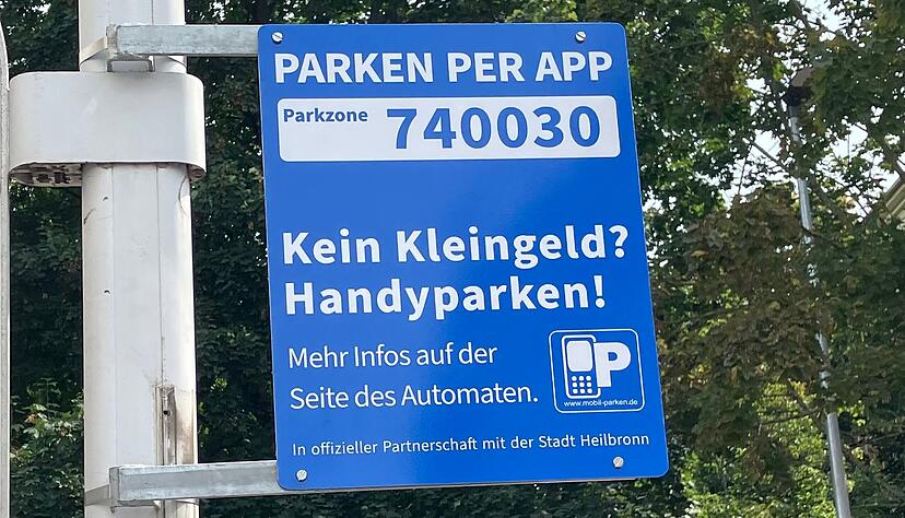 Ein Parkautomat mit der Handy-App-Beschilderung in der Bismarckstra&szlig;e neben dem Friedensplatz. Dort kann der &uuml;ber die App das Parkticket bezahlt werden.