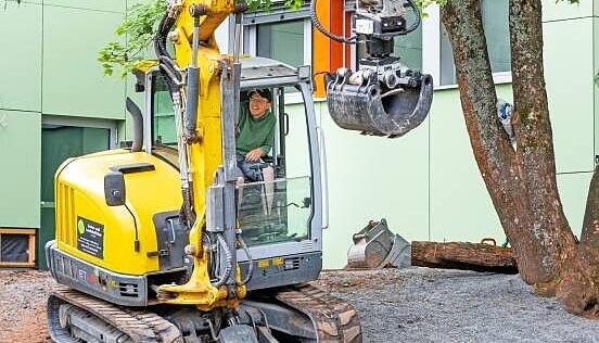 Die Bagger rollen an, das Gelände wird für die Bepflanzung vorbereitet.