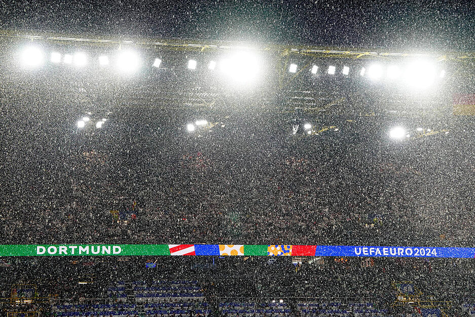 Es war kaum noch was zu sehen im Dortmunder Stadion aufgrund des Unwetters beim Spiel Deutschland gegen Dänemark.