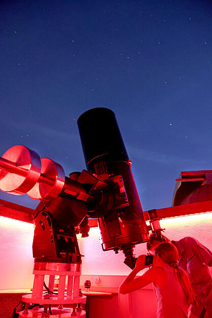 Zum Höhepunkt der Perseiden können in der Robert-Mayer-Sternwarte an mehreren Abenden Sternschnuppen beobachtet werden. Zum Höhepunkt der Perseiden können in der Robert-Mayer-Sternwarte an mehreren Abenden Sternschnuppen beobachtet werden.