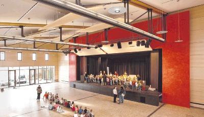 Blick in den Saal der Fleiner Kulturhalle: Auf Wunsch der Ratsfraktionen bekommen die Hausmeister der Gemeindeeinrichtungen jetzt Verstärkung.Foto: Archiv/Dirks Blick in den Saal der Fleiner Kulturhalle: Auf Wunsch der Ratsfraktionen bekommen die Hausmeister der Gemeindeeinrichtungen jetzt Verstärkung.Foto: Archiv/Dirks