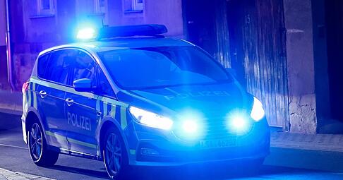 Wegen einer Ruhestörung rückt die Polizei zu einem Mann in Öhringen aus. Dann schießt er mit einer Schreckschusspistole – und leistet Widerstand. Wegen einer Ruhestörung rückt die Polizei zu einem Mann in Öhringen aus. Dann schießt er mit einer Schreckschusspistole – und leistet Widerstand.