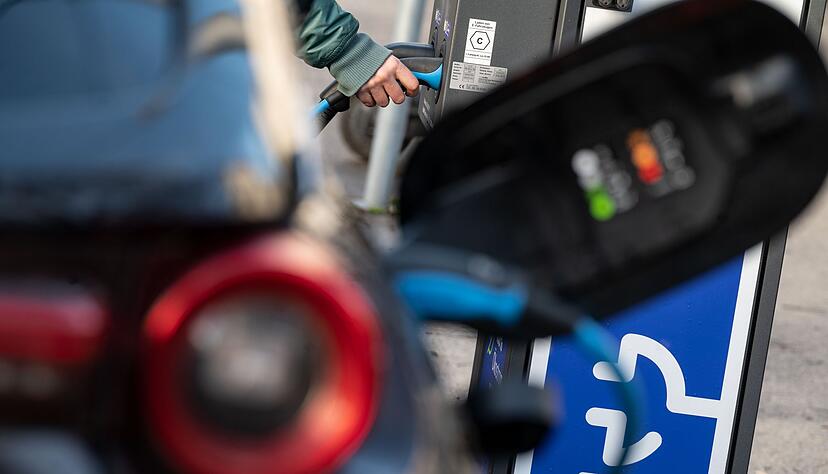 F&uuml;rs Laden seines E-Autos zahlt man je nach Tarif unterschiedliche Preise. (Archivbild)
