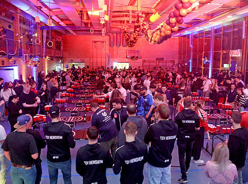 Bierpong als Party: Über 250 Teilnehmer und Besucher kommen zum Turnier nach Bad Rappenau-Heinsheim. Bierpong als Party: Über 250 Teilnehmer und Besucher kommen zum Turnier nach Bad Rappenau-Heinsheim.