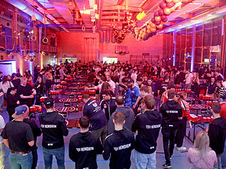 Bierpong als Party: &Uuml;ber 250 Teilnehmer und Besucher kommen zum Turnier nach Bad Rappenau-Heinsheim.