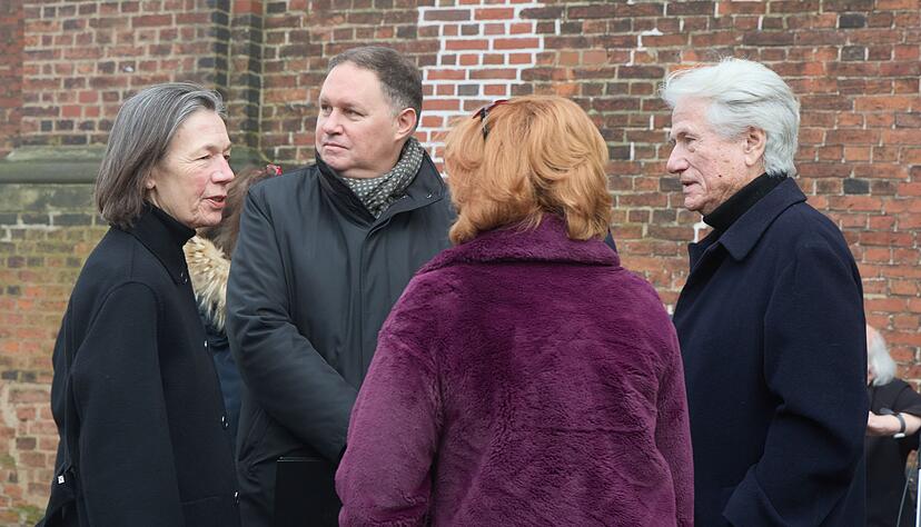Zahlreiche Prominente waren auf Einladung von Hogers Tochter Nina Hoger in die Christianskirche im Stadtteil Ottensen gekommen. Zahlreiche Prominente waren auf Einladung von Hogers Tochter Nina Hoger in die Christianskirche im Stadtteil Ottensen gekommen.