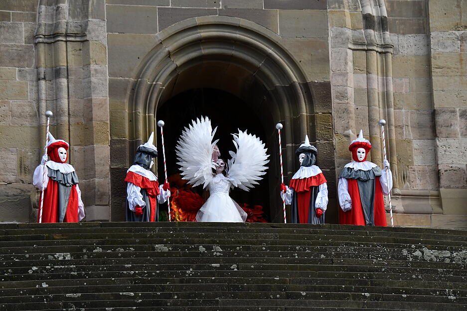 Die Karnevals-Maskerade wird vom Verein Hallia Venezia organisiert und zieht Tausende Besucher in die Stadt.