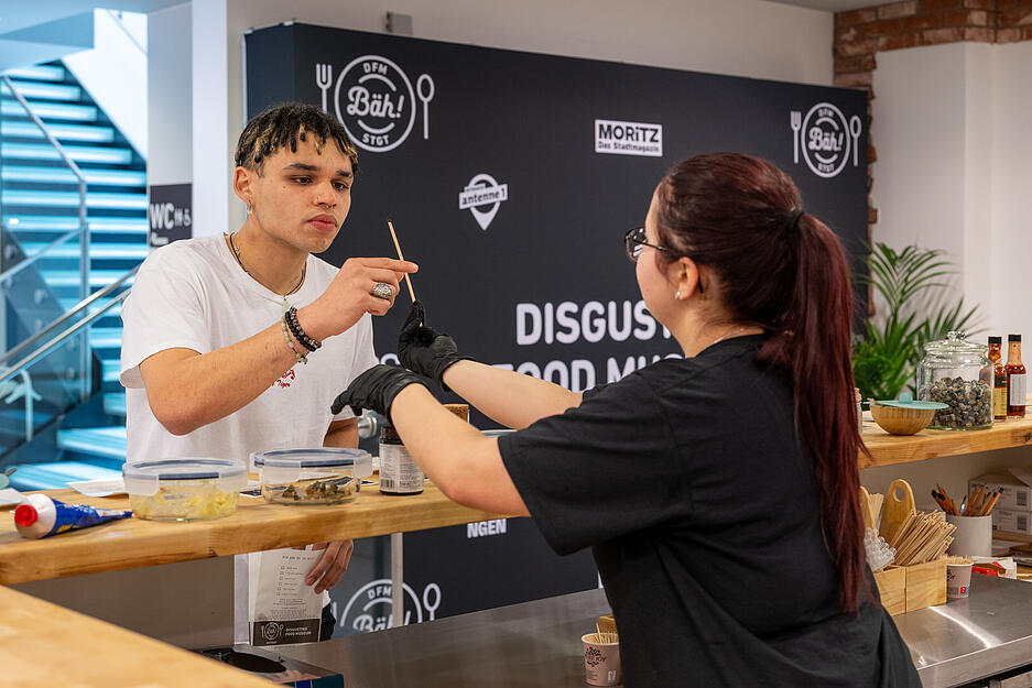 In der Ausstellung des Disgusting Food Museum, die derzeit in Stuttgart gastiert, k&ouml;nnen kuriose Lebensmittel nicht nur angeschaut, sondern auch probiert werden.
