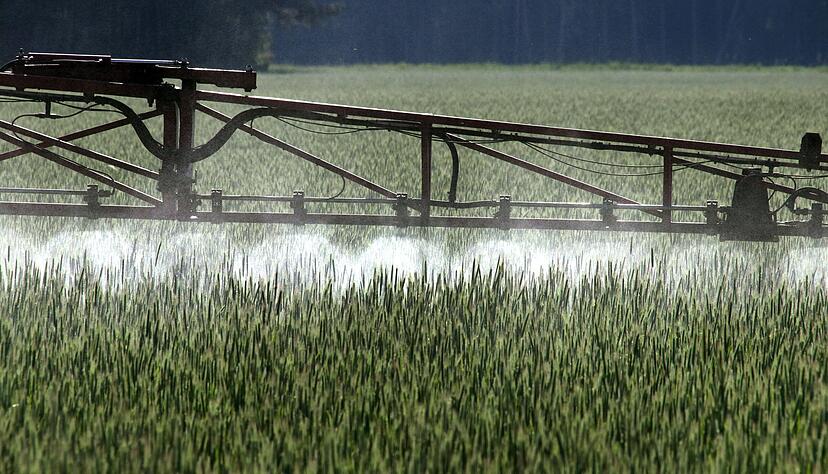 Alle zugelassenen Pflanzenschutzmittel m&uuml;ssen regelm&auml;&szlig;ig &uuml;berpr&uuml;ft werden, ob es Gefahren f&uuml;r Menschen und Tiere gibt.