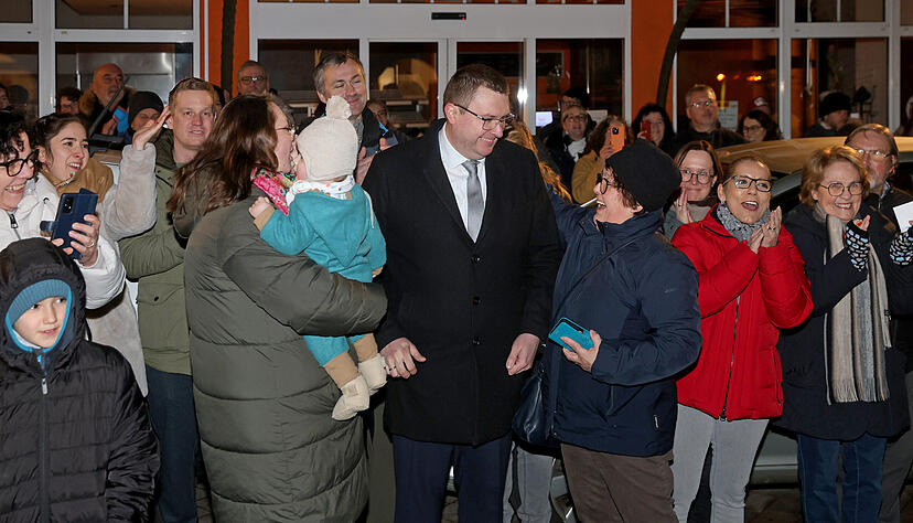Der neue B&uuml;rgermeister von Cleebronn, Timo Wenzel (Mitte), wird von Familie, Freunden und zahlreichen B&uuml;rgerinnen und B&uuml;rgern begl&uuml;ckw&uuml;nscht.