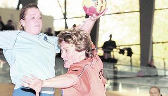 Beate Fritz vom TSV Hardthausen setzt sich hier gegen Verena Vogel durch. Doch am Ende nahm der Gast die Punkte mit nach Hause. (Foto: Bertok)