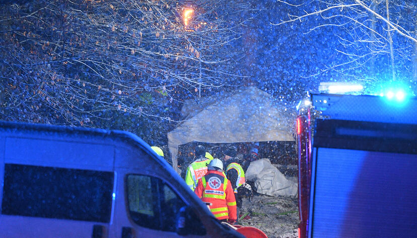 Rettungskräfte sichern bei Sieberatsreute die Absturzstelle eines Kleinflugzeugs. Foto: dpa Rettungskräfte sichern bei Sieberatsreute die Absturzstelle eines Kleinflugzeugs. Foto: dpa