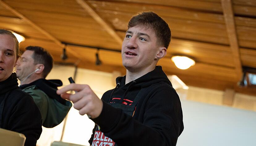 VfB-Nationalspieler Angelo Stiller schenkte in der Stuttgarter Vesperkirche Tee aus.