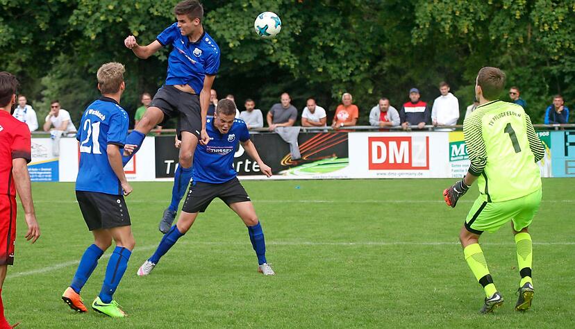 Benedikt D&ouml;rner (beim Kopfball) und der SV Wachbach wollen auch diese Saison in den meisten Spielen obenauf sein.
Foto: Marc Schmerbeck