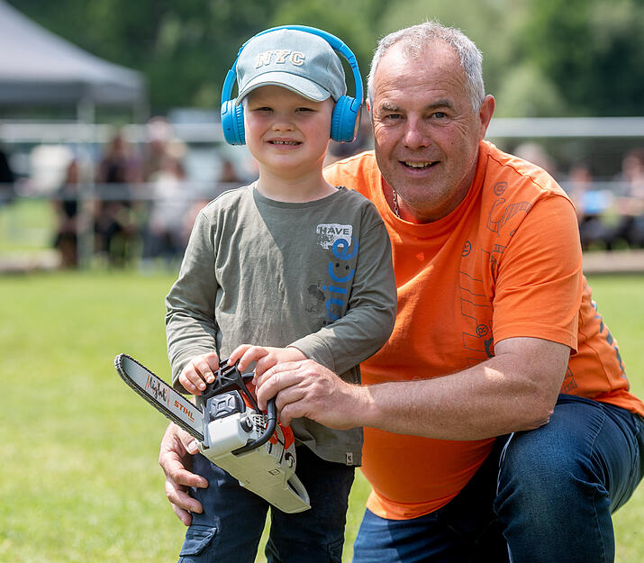 Der Nachwuchs teilt die Begeisterung mit Motors&auml;gen.
