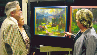 Dagmar Velten (rechts), die Tochter des Künstlers Bruno Velten, erklärte bei der Vernissage im Bönnigheimer Rathaus dem Ehepaar Bär das Alpengemälde.
Foto: Verena Göggelmann Dagmar Velten (rechts), die Tochter des Künstlers Bruno Velten, erklärte bei der Vernissage im Bönnigheimer Rathaus dem Ehepaar Bär das Alpengemälde.
Foto: Verena Göggelmann