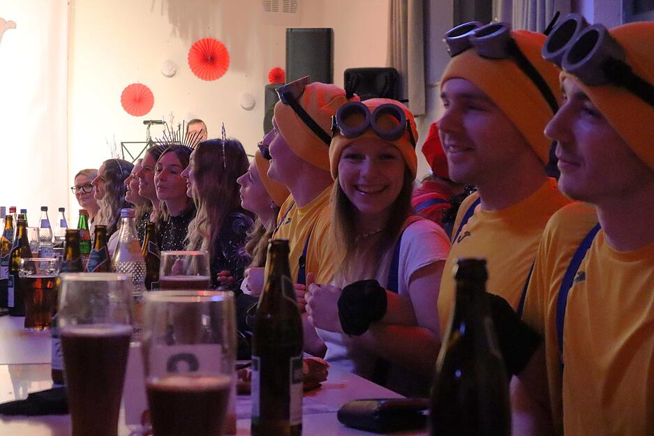 Die n&auml;rrischen Dorfbewohner im kleinen Sch&ouml;ntaler Teilort Aschhausen haben f&uuml;r ihre Prunksitzung viereinhalb Stunden Programm auf die Beine gestellt.