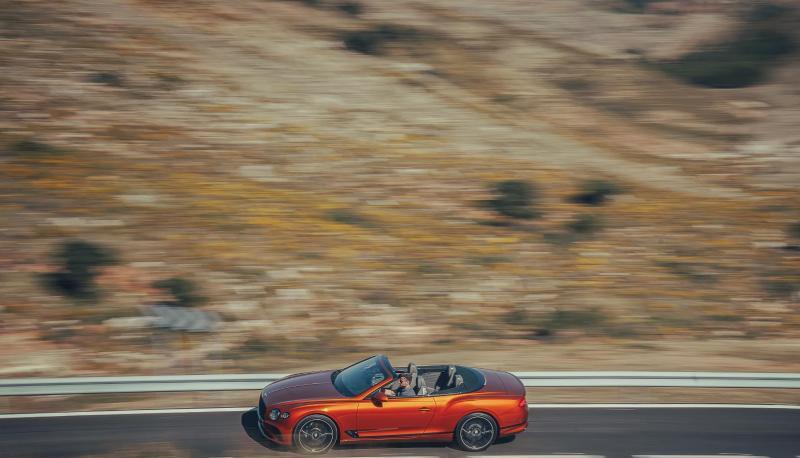 Für die Contenance: Der Continental GT ist mit einem Allradantrieb mit variabler Kraftverteilung, Luftfederung und einem Wankausgleich mit rasend schnellen 48-Volt-Elektromotoren ausgestattet. Für die Contenance: Der Continental GT ist mit einem Allradantrieb mit variabler Kraftverteilung, Luftfederung und einem Wankausgleich mit rasend schnellen 48-Volt-Elektromotoren ausgestattet.