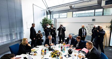 Bundesinnenministerin Nancy Faeser (2.v.l), Verdi-Chef Frank Werneke (r.), der dbb-Vorsitzende Ulrich Silberbach (M.) und weitere Teilnehmer zu Beginn der dritten Tarifverhandlungsrunde in Potsdam.