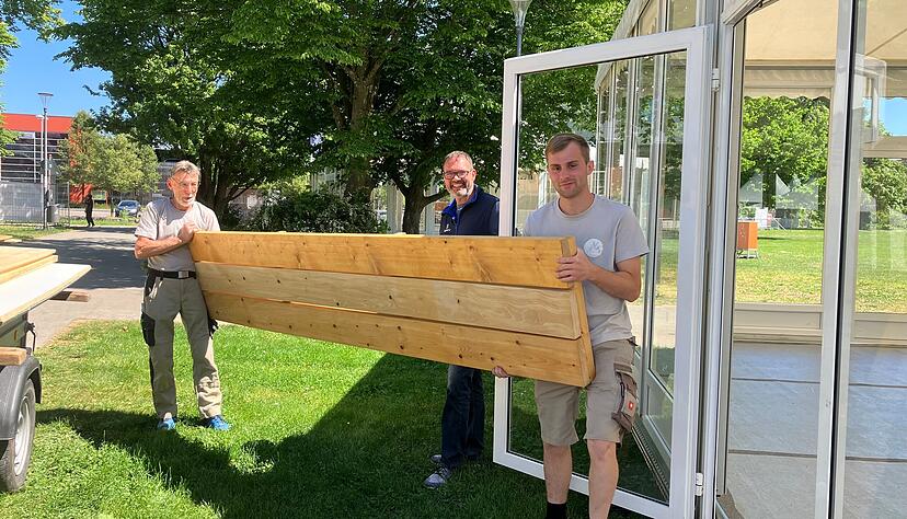 Marco Koenitz (Mitte) hält den Schreinern die Türe auf, die gerade den Stand der Stadt Öhringen aufbauen. Marco Koenitz (Mitte) hält den Schreinern die Türe auf, die gerade den Stand der Stadt Öhringen aufbauen.