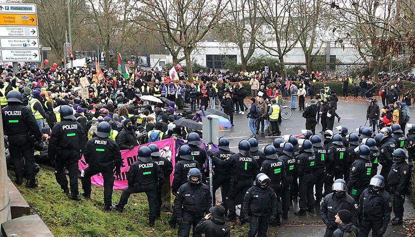 Eine unangemeldete Demonstration an der Konrad-Adenauer-Br&uuml;cke in Gie&szlig;en.