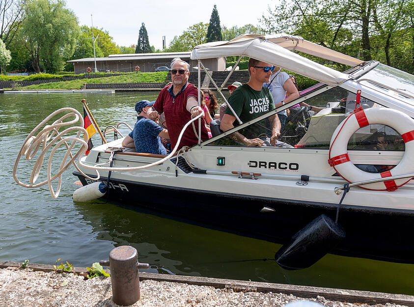 Zu einer kleinen Schiffstour vom Bootshaus zum Marrahaus und zurück hat am Samstag der Verein Marinekameradschaft eingeladen. Zu einer kleinen Schiffstour vom Bootshaus zum Marrahaus und zurück hat am Samstag der Verein Marinekameradschaft eingeladen.