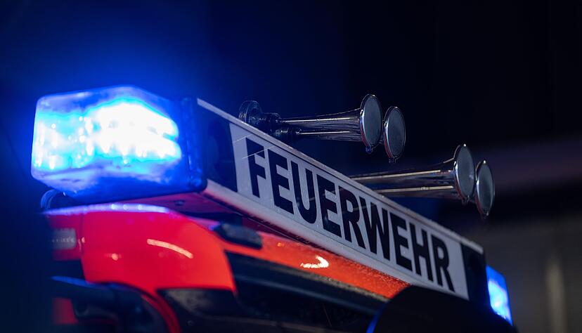 Bei den Löscharbeiten wurde ein Feuerwehrmann verletzt. (Symbolbild) Bei den Löscharbeiten wurde ein Feuerwehrmann verletzt. (Symbolbild)