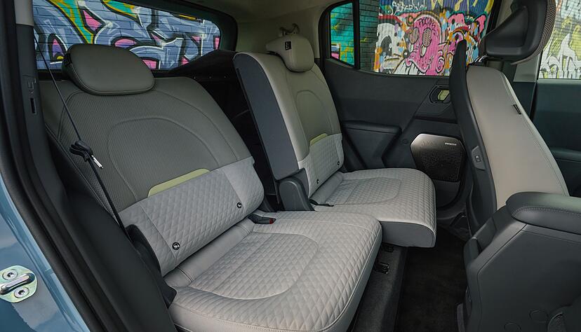 Flexibles Kerlchen: Auch die Rückenlehnen lassen sich in eine bequeme Ruheposition bringen. Flexibles Kerlchen: Auch die Rückenlehnen lassen sich in eine bequeme Ruheposition bringen.