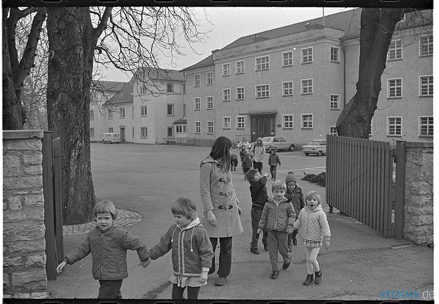 Nach dem Zweiten Weltkrieg kommen im Juni 1946 wieder Solbadkinder zur Behandlung. Auf dieser Aufnahme aus dem Jahr 1981 sind Kinder vor dem Gebäude mit ihren Müttern zu sehen.