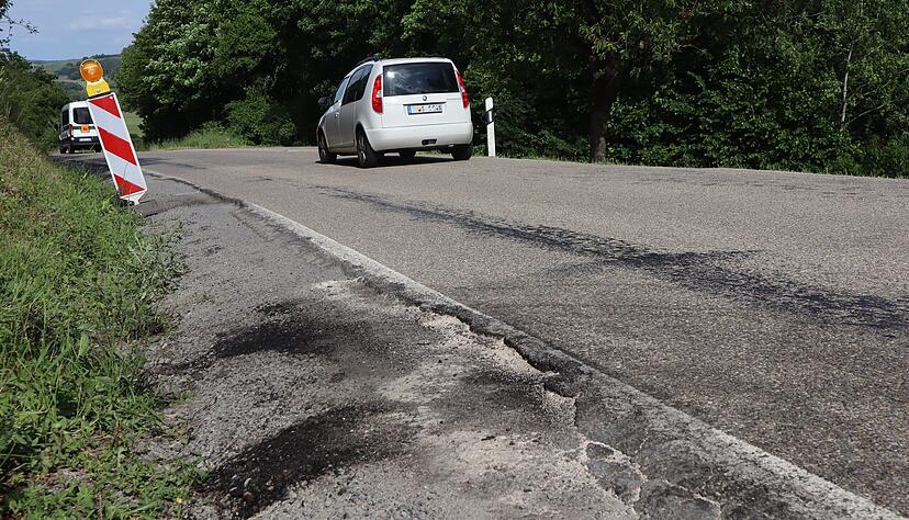 Am Tag nach dem tödlichen Unfall deuten nur noch Glassplitter, Spuren und Ölflecken darauf hin, was auf der Kreisstraße 2319 passiert ist. Am Tag nach dem tödlichen Unfall deuten nur noch Glassplitter, Spuren und Ölflecken darauf hin, was auf der Kreisstraße 2319 passiert ist.