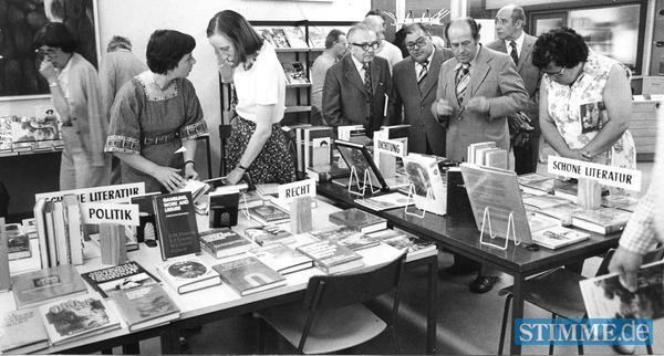 1977 - Die Ausstellung Neue Bücher in Zusammenarbeiit mit dem örtlichen Buchhandel bringt eine kleine Buchmesse in die Region. Bürgermeister Erwin Fuchs und Büchereileiter Hans Ulrich Eberle (3. und 4. von rechts) betrachten die Neuerscheinungen. 1977 - Die Ausstellung Neue Bücher in Zusammenarbeiit mit dem örtlichen Buchhandel bringt eine kleine Buchmesse in die Region. Bürgermeister Erwin Fuchs und Büchereileiter Hans Ulrich Eberle (3. und 4. von rechts) betrachten die Neuerscheinungen.