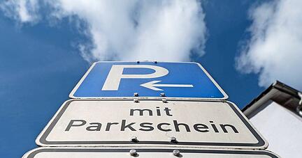 Anwohnerparkpl&auml;tze sind vor allem in St&auml;dten sehr begehrt. Bisher waren die Geb&uuml;hren daf&uuml;r bei knapp 31 Euro gedeckelt, nun haben die Kommunen jedoch gro&szlig;e Freiheiten bei der Preisgestaltung.
Foto: dpa