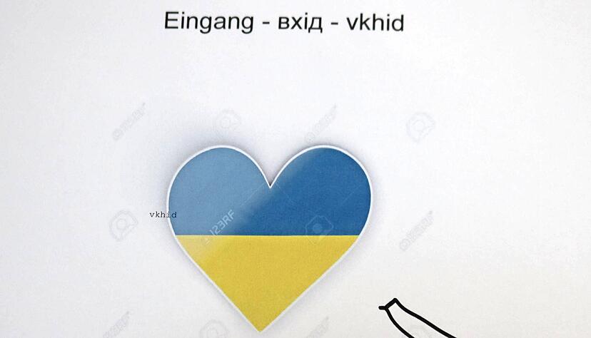Herzlich willkommen: Dieses Hinweisschild führt ukrainische Flüchtlingen in Künzelsau auf den richtigen Weg. Wie viele Menschen in den nächsten Tagen und Wochen kommen? Keiner weiß es so genau.
Foto: Armin Rössler Herzlich willkommen: Dieses Hinweisschild führt ukrainische Flüchtlingen in Künzelsau auf den richtigen Weg. Wie viele Menschen in den nächsten Tagen und Wochen kommen? Keiner weiß es so genau.
Foto: Armin Rössler
