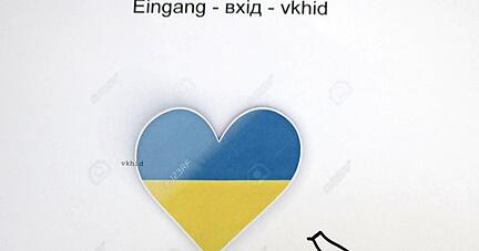 Herzlich willkommen: Dieses Hinweisschild f&uuml;hrt ukrainische Fl&uuml;chtlingen in K&uuml;nzelsau auf den richtigen Weg. Wie viele Menschen in den n&auml;chsten Tagen und Wochen kommen? Keiner wei&szlig; es so genau.
Foto: Armin R&ouml;ssler