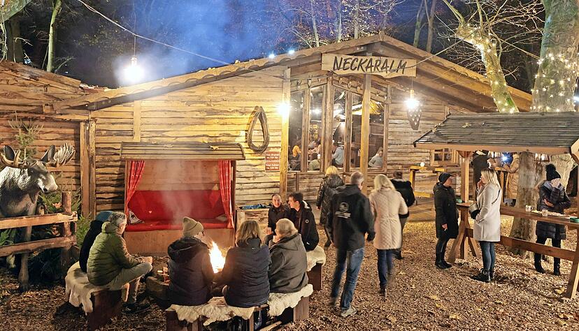 Atmosphäre und Besinnlichkeit: Das offene Feuer auf dem Dorfplatz des Heilbronner Winterdorfes kommt bei den Besuchern besonders gut an. In den Hütten ist dagegen eher Party angesagt. Foto: Archiv Atmosphäre und Besinnlichkeit: Das offene Feuer auf dem Dorfplatz des Heilbronner Winterdorfes kommt bei den Besuchern besonders gut an. In den Hütten ist dagegen eher Party angesagt. Foto: Archiv