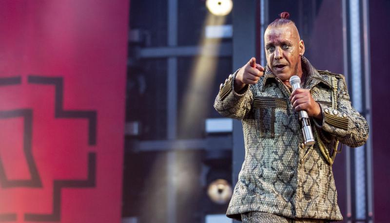 Till Lindemann, Frontsänger von Rammstein, bei einem Konzert im Berliner Olympiastadion. Till Lindemann, Frontsänger von Rammstein, bei einem Konzert im Berliner Olympiastadion.