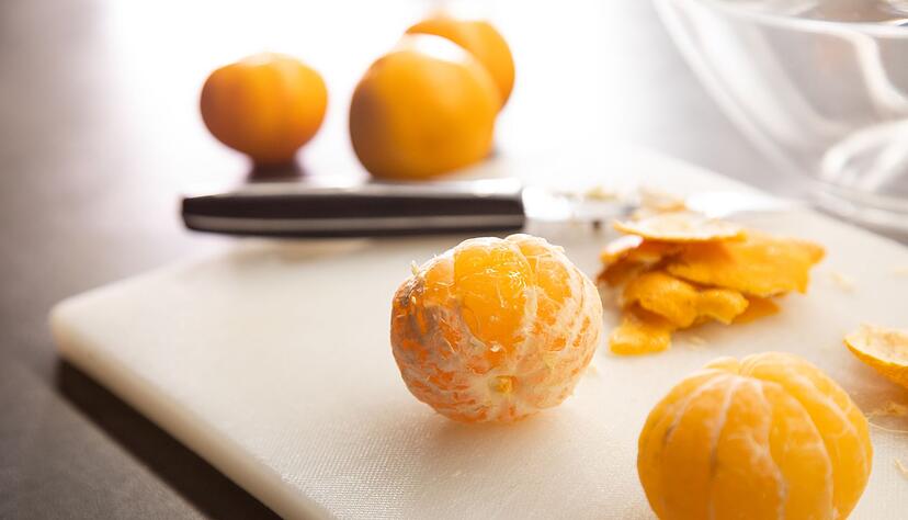 Fazit: Die Clementine aus dem Wasserbad (vorn) ist sauber geschält - es ist kaum weiße Haut übriggeblieben.