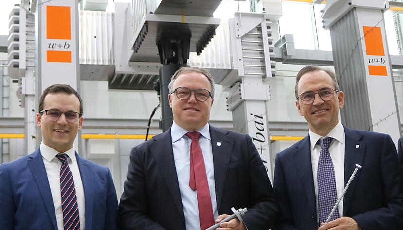 Thüringens Ministerpräsident Mario Voigt (Mitte) besuchte die Firma Würth im Rahmen des lokalen Landtagswahlkampfs von CDU-Kandidat Tim Breitkreuz (links). Norbert Heckmann, Sprecher der Geschäftsleitung der Adolf Würth GmbH & Co. KG (rechts), empfing ihn. Thüringens Ministerpräsident Mario Voigt (Mitte) besuchte die Firma Würth im Rahmen des lokalen Landtagswahlkampfs von CDU-Kandidat Tim Breitkreuz (links). Norbert Heckmann, Sprecher der Geschäftsleitung der Adolf Würth GmbH & Co. KG (rechts), empfing ihn.