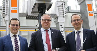 Th&uuml;ringens Ministerpr&auml;sident Mario Voigt (Mitte) besuchte die Firma W&uuml;rth im Rahmen des lokalen Landtagswahlkampfs von CDU-Kandidat Tim Breitkreuz (links). Norbert Heckmann, Sprecher der Gesch&auml;ftsleitung der Adolf W&uuml;rth GmbH & Co. KG (rechts), empfing ihn.