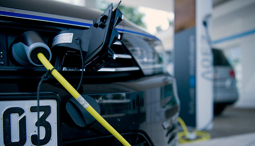 Im Jahr 2021 wurden mit rund 356.000 Fahrzeugen mehr Pkw mit reinem Elektroantrieb neu zugelassen als jemals zuvor. Das macht sich auch in der Region bemerkbar.