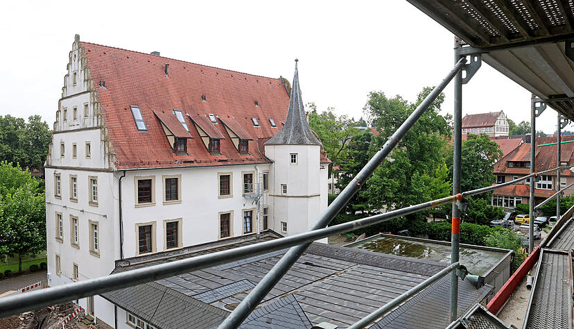 Aus den Zimmern des Neubaus hat man entweder das Schloss Lehen oder den angrenzenden Park und den Kocher im Blick.