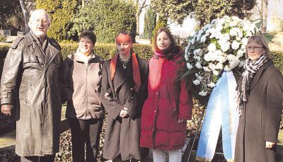 An den Kernergr&auml;bern: (von links) Kerner-Vereins-Ehrenvorsitzender Emil Englert, die Kerner-Nachfahren Michaela K&ouml;hler, Ortwin K&ouml;hler, Gabriele Buchberger und die stellvertretende B&uuml;rgermeisterin Margit Frisch.Foto: Joachim Kinzinger