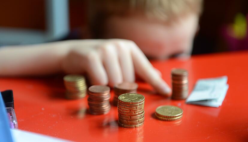 Fehlende Teilhabe, Not im Alltag: Stadt und Landratsamt Heilbronn versuchen sich auf die große Gruppe bedürftiger Kinder einzustellen. Teilweise kommen die Angebote aber nicht bei den Adressaten an.
Foto: dpa Fehlende Teilhabe, Not im Alltag: Stadt und Landratsamt Heilbronn versuchen sich auf die große Gruppe bedürftiger Kinder einzustellen. Teilweise kommen die Angebote aber nicht bei den Adressaten an.
Foto: dpa