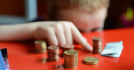Fehlende Teilhabe, Not im Alltag: Stadt und Landratsamt Heilbronn versuchen sich auf die große Gruppe bedürftiger Kinder einzustellen. Teilweise kommen die Angebote aber nicht bei den Adressaten an. 
Foto: dpa