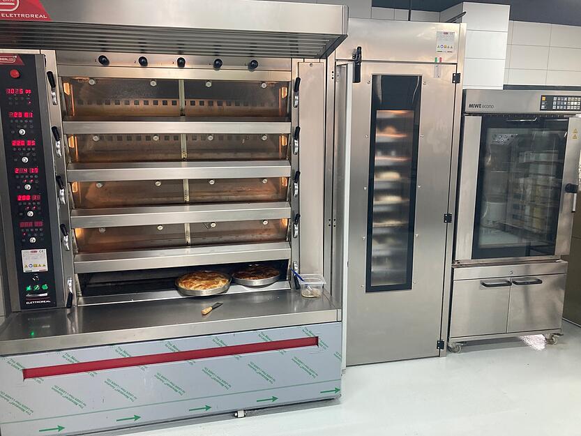 In der großen Backstube werden die Spezialitäten wie Fladenbrot frisch hergestellt. In der großen Backstube werden die Spezialitäten wie Fladenbrot frisch hergestellt.