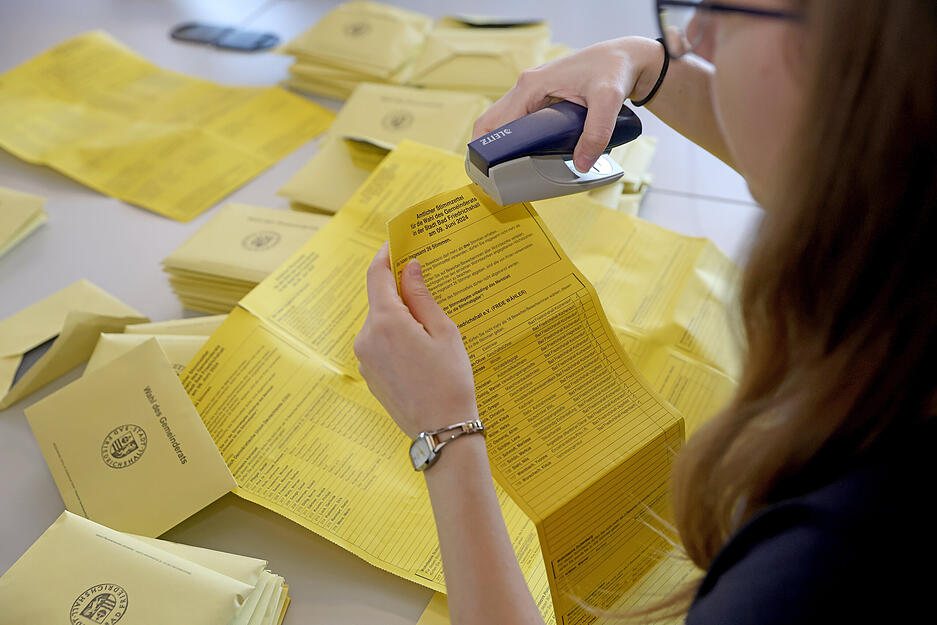 Stundenlang sind die Wahlhelfer am Montag mit Auszählen beschäftigt.