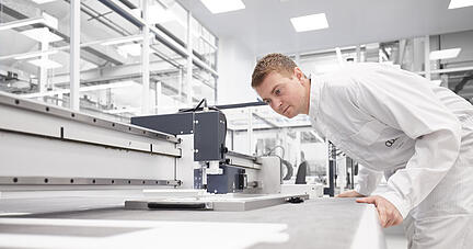 In einem Technikum am Standort Neckarsulm entwickeln Audi-Mitarbeiter auch Prozesse, mit denen Brennstoffzellen effizienter hergestellt werden k&ouml;nnen. Foto: Audi