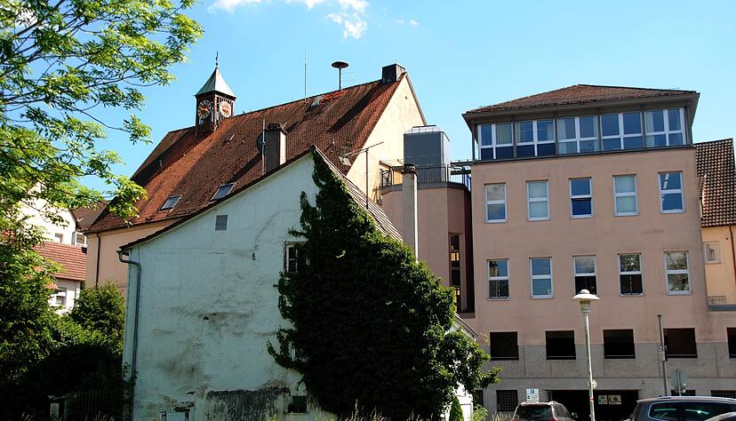 Auf der Rückseite des bestehenden Rathauses ist der Erweiterungsbau geplant. Im Abschluss wird das alte Gebäude sowie der Zwischenbau (rechts im Bild) saniert. Auf der Rückseite des bestehenden Rathauses ist der Erweiterungsbau geplant. Im Abschluss wird das alte Gebäude sowie der Zwischenbau (rechts im Bild) saniert.